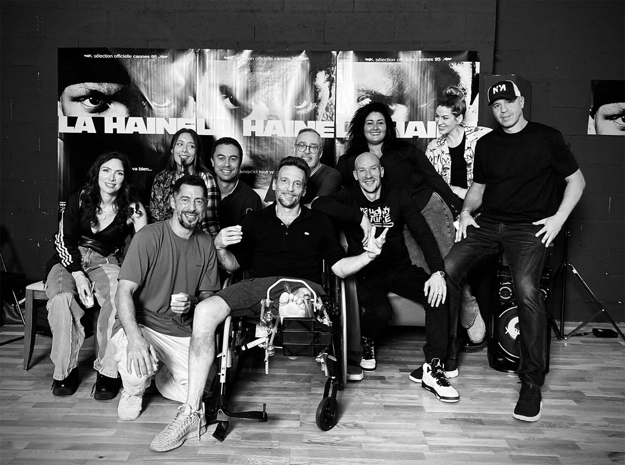 El equipo del musical ‘La Haine’, con el director Mathieu Kassovitz